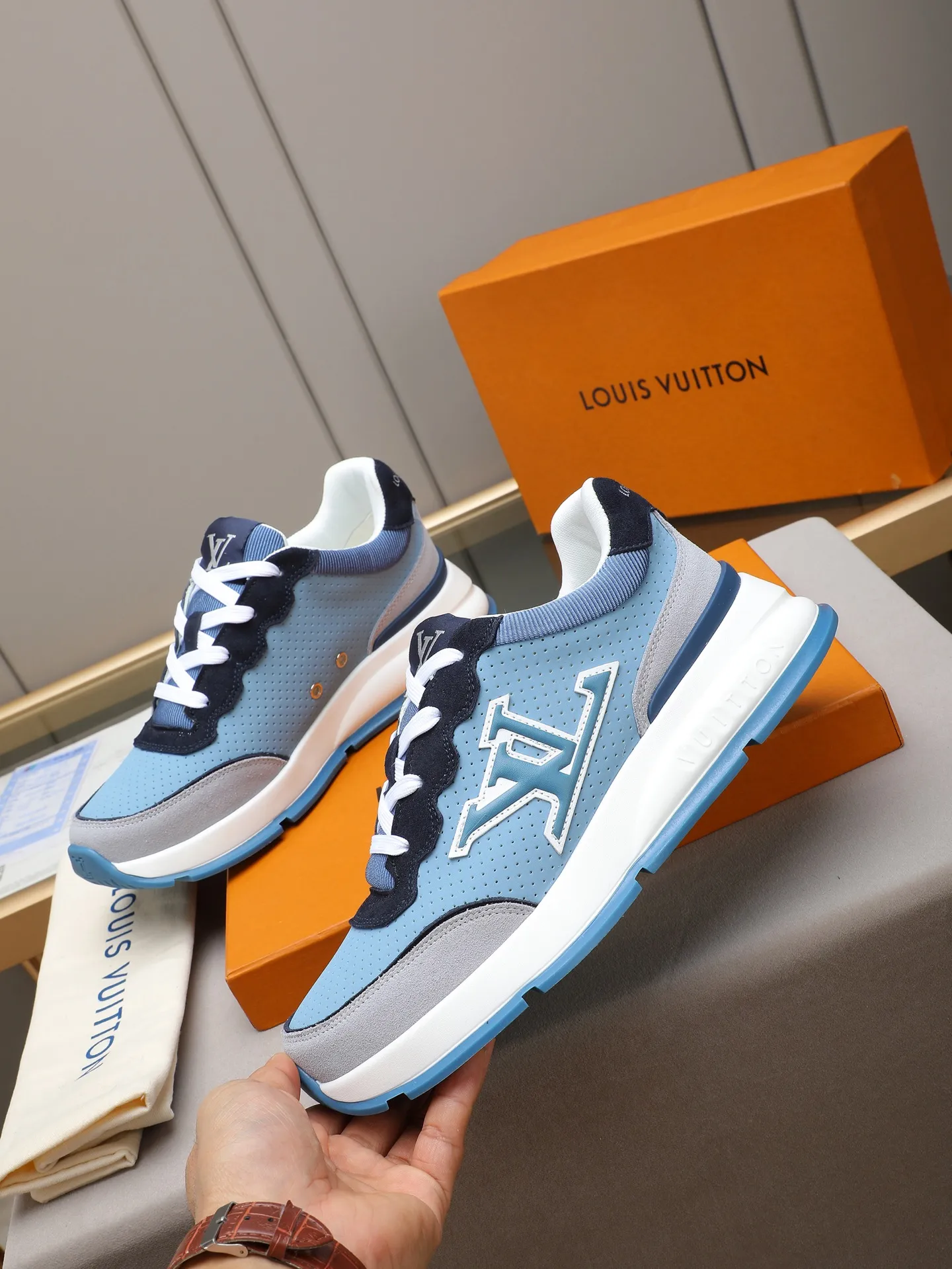 Men's shoes 💰460 Brand: LOUIS VUITTON Louis Vuitton LV Size: 38 39 40 41 42 43 44 (45 customized) Fabric: original cowhide cowhide 🔸Inside of: mesh 🔺Sole: counter foam outsole